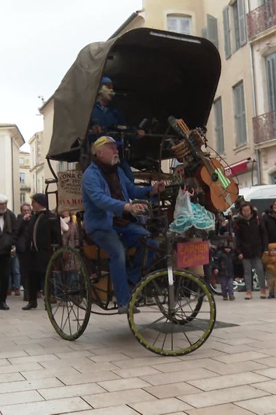 Pour sa 35eme édition le Festival flamenco de Nîmes a vu les choses en grand : près de 70 artistes et une vingtaine de spectacles avec les grands noms de cet art andalou. Au-delà de la scène, ce festival devenu incontournable a maintenant un off (comme le festival de Cannes ou d'Avignon), avec de très nombreux évènements hors des théâtres. Pendant une dizaine de jours, c'est toute une ville s’anime et qui vibre au rythme du flamenco