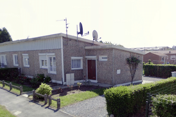 La blessée a été retrouvée à l'arrière de cette maison.