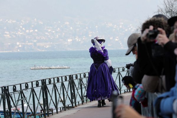 Le Carnaval vénitien d'Annecy est notamment connu pour sa déambulation de masques sur les bords du lac. 