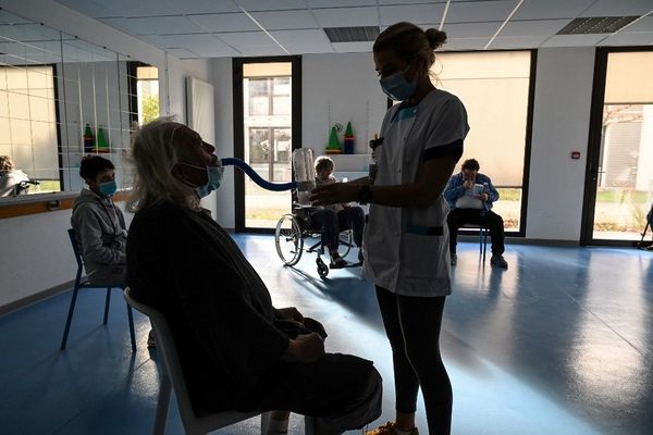 Entraînement respiratoire sous la supervision d'une infirmière dans une clinique spécialisée dans le traitement des patients durement touchés par les formes sévères de Covid-19.