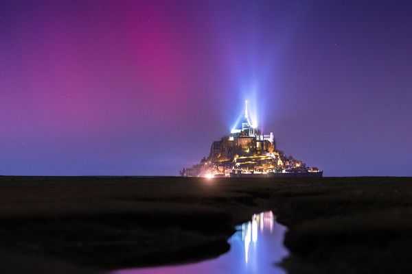 Mathieu Rivrin saisit une aurore boréale au-dessus du Mont-Saint-Michel.