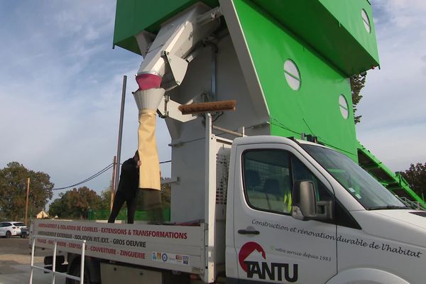 Dans le quartier du Wacken à Strasbourg, un distributeur automatique de béton a été installé, octobre 2023.