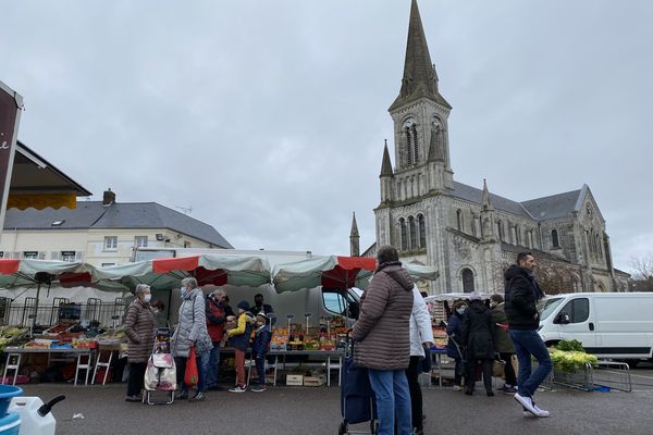 Chaque mardi matin, la place de l'église accueille le marché.