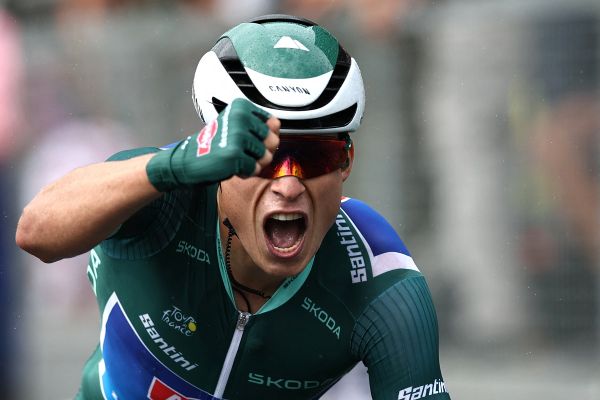 Le Belge Jasper Philipsen (Alpecin) s'est imposé au sprint lors de la 11e étape du Tour de France mercredi 12 juillet entre Clermont-Ferrand et Moulins.