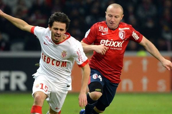 Bernardo Silva, défenseur de l'AS Monaco (à gauche), au coude à coude avec le Lillois Florent Balmont , lors du match Lille-Monaco, le 24 janvier 2014