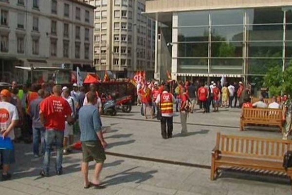 Des salariés du groupe Kem One devant le palais de justice de Lyon à l'heure où le tribunal de commerce doit se prononcer sur le choix d'un repreneur ... (09/07/13)