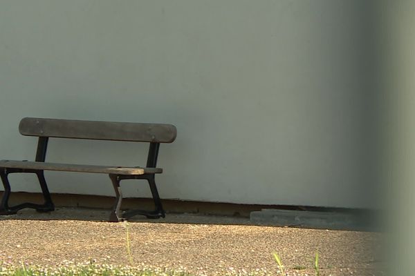 Le banc de l'école maternelle du Lys, à Périgueux. 