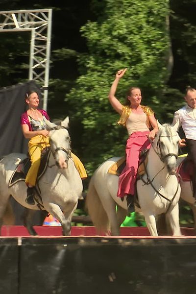 Le Haras National d’Hennebont propose jusqu'au 23 août, une programmation "visite & spectacle", avec pour temps fort le spectacle "Vacances décalées" de la compagnie Duo équestre.