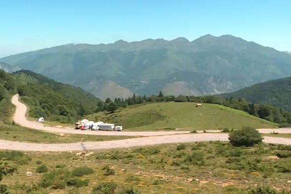 Certains camping-caristes sont arrivés dès la semaine dernière sur le plateau de Beille afin de s'assurer d'avoir une place de choix pour observer les coureurs du Tour de France 2024.