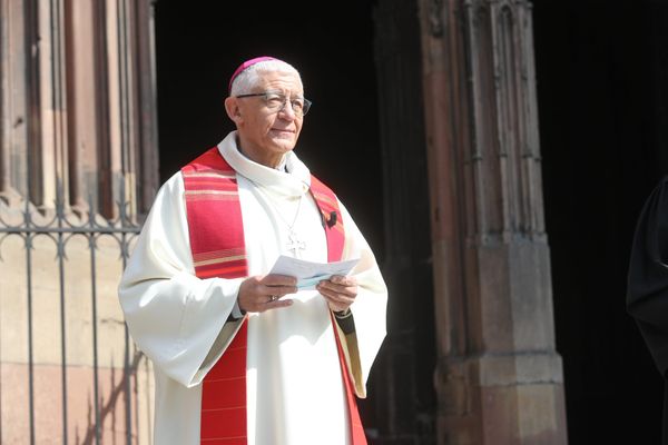 Mgr Luc Ravel sur le parvis de la cathédrale de Strasbourg