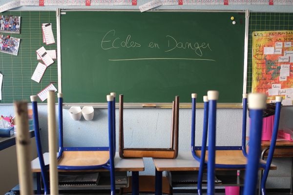 Parents d'élèves et anciens élus d'opposition dénoncent l'état indigne des écoles marseillaises depuis plusieurs années, pressant pour un soutien financier de l'état et des travaux d'ampleur