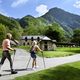 Deux randonneurs pratiquent la marche nordique sur le site montagneux du val d'Astau en direction du lac d'Ôo, dans la région du Luchonnais en Midi-Pyrénées.