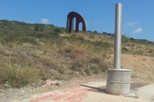 Plus de drapeau ni de plaque commémorative mais une inscription signée FN sur le monument des Catalans.