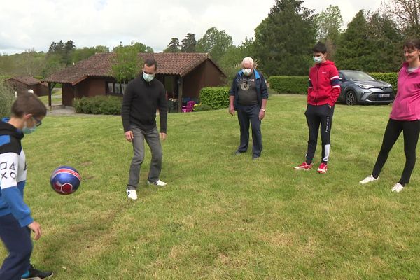 Une petite partie de foot en famille