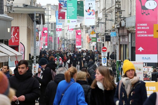 Les rues d'Angoulême bondées d'amateurs et amatrices de BD durant le festival en 2023.