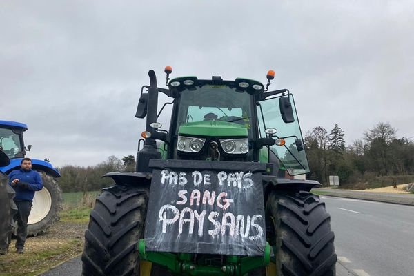 Les agriculteurs se sont rassemblés en de nombreux points du territoire, comme ici au nord de Bourges