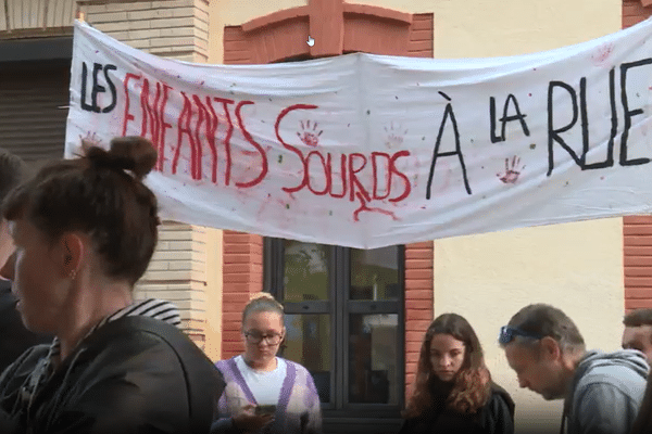 Manifestation des parents d'enfants sourds pour réclamer davantage de place à l'école de Ramonville