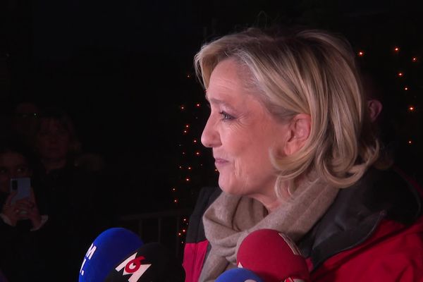 Marine Le Pen en déplacement  au marché de Noël d'Hénin-Beaumont