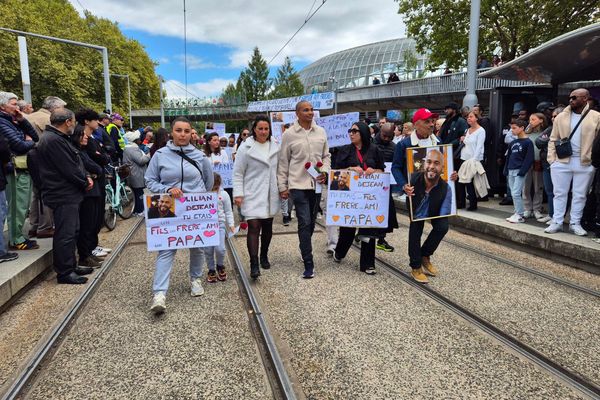 La marche blanche est partie de l'hôtel de ville de Grenoble, où Lilian Dejean a été tué par balle le 8 septembre par un homme toujours en fuite.