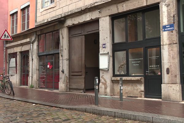 La Maison des passages est un espace culturel situé rue Saint-Georges dans le quartier historique de Lyon. Il accueillait une conférence organisée par le collectif 69 pour la Palestine qui a été attaquée par des militants de l'ultra-droite le 11 novembre 2023.