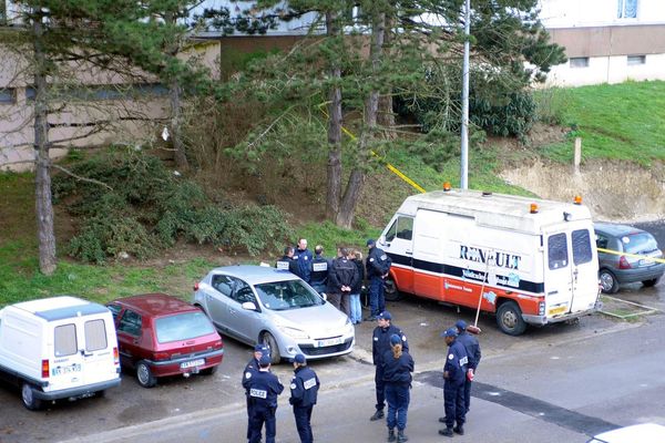 Photo de la police judiciaire après le meurtre par balle d'une femme en 2011 au Clos des Roses (Compiègne)