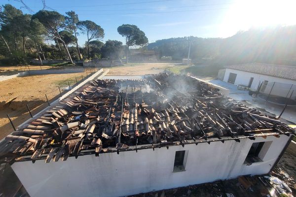 Tresques (Gard) - une maison de 150m2 détruite par un incendie - 5 avril 2023.