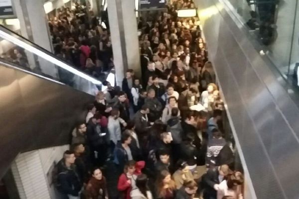 Les quais du métro toulousain bondés pendant la panne