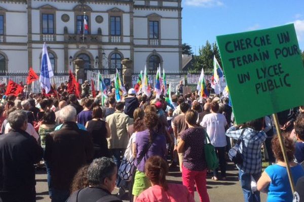 Plus de 800 manifestants dans les rues de Ploërmel pour réclamer la construction du lycée public