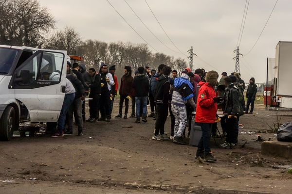 Les associations organisent régulièrement des distributions de repas pour les migrants à Calais. Photo d'archives.