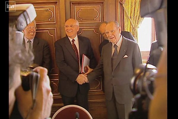 Mikhaïl Gorbatchev, dernier dirigeant de l'URSS, en visite officielle à Lyon (janvier 2001) pour officialiser l'installation des bureaux exécutifs de la Green Cross. Ici aux côtés du maire de Lyon Raymond Barre, dans les salons de l'hôtel de ville.