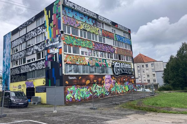 Cinq week=-ends pour découvrir le travail de 36 graffeurs à Forbach (Moselle) dans un lieu inédit d'expo.