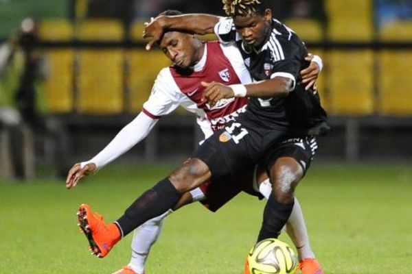 Bouna Sarr (FC Metz) à la lutte avec Ibrahim Didier Ndong (FC Lorient), le 9 mai 2015 au stade Saint-Symphorien de Metz (57).