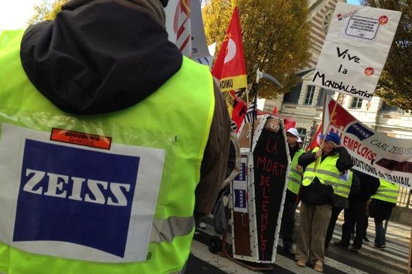 Les salariés de Carl Zeiss en tête de cortège, à Rennes (35).