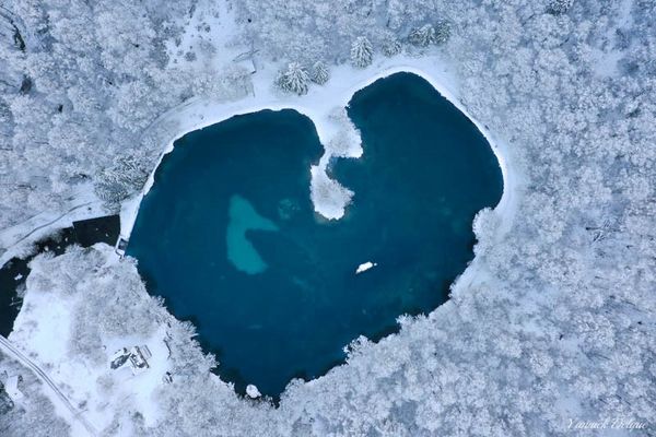 Le lac de Bethmale situé dans le Couserans à 1 074 mètres d'altitude entre la vallée de Bethmale et le col de la Core en Ariège ici  photographié par Yannick Delqué via un drone. Depuis les airs, le site révèle sa forme en coeur.