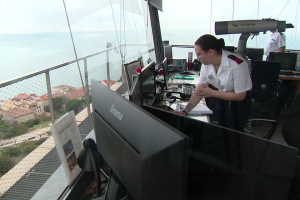 Depuis le sommet du fort Richelieu, le Sémaphore de Sète surveille sans relâche la Méditerranée.