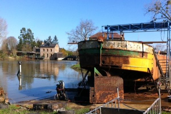 La péniche la Lorraine en pleine restauration aux étangs d'Apigné