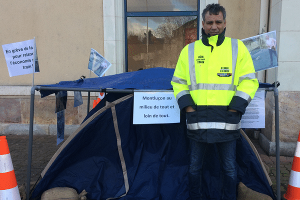 Christophe Guerreiro a entamé une grève de la faim lundi 15 janvier à Montluçon, dans l'Allier, afin d'alerter politiques et usagers sur la question du rail dans la ville. 