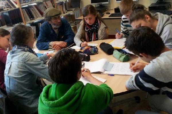 Collégiens et auteurs sont en plein atelier d'écriture.