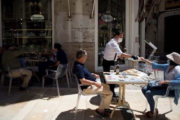 En Catalogne, les régions de Gerone et Figuérès passent en phase 1 du déconfinement ce qui les autorisent à ouvrir les terrasses des bars et restaurants. Deux mêtres doivent séparer chaque table. 