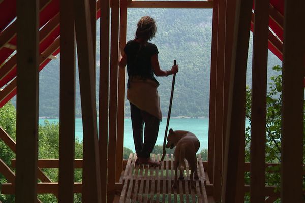 Un visiteur admirant la vue depuis une construction du Festival des cabanes qui s'est ouvert le 1er juillet en Haute-Savoie.