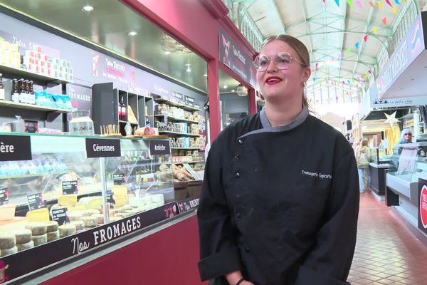 Margaux Bats, meilleure apprentie de France 2024, dans la fromagerie rochelaise où elle travaille