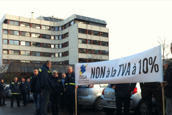 Ce matin, une cinquantaine d'ambulances a investi le parking de la CPAM, place Louis Sellier à Amiens.