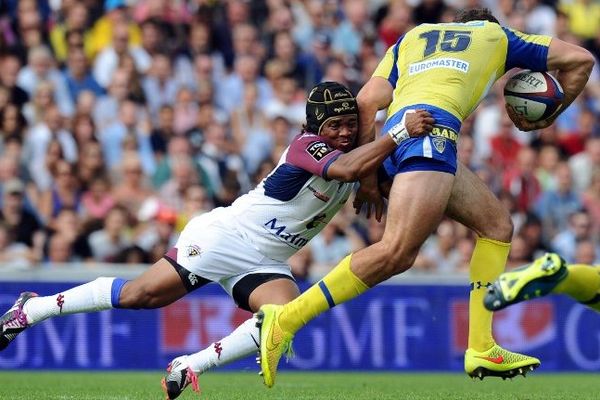 Le demi de mêlée de l'UBB Heini Adams tacle l'arrière Clermontois Jean-Marcellin Buttin le 4 octobre au stade Chaban Delmas de Bordeaux. 