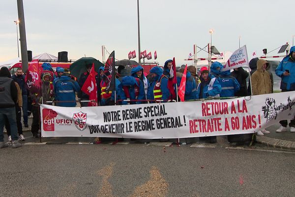 Des dizaines de portuaires ont rejoint les rangs à la centrale de Paluel. Un réacteur sur quatre est à l'arrêt.