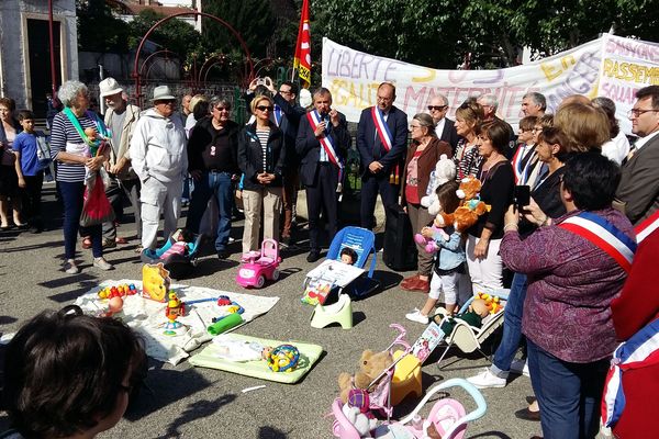 Des habitants et des élus de la vallée du Gier manifestent leur soutien à la maternité de Saint-Chamond, menacée de fermeture par manque de praticiens sur place.