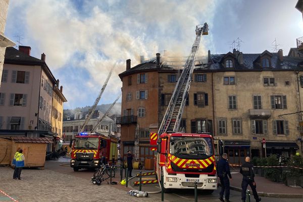 Un incendie s'est déclaré dans la vieille ville d'Annecy le 30 octobre 2024 à la mi-journée.