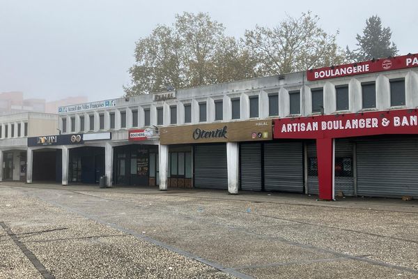 La fusillade a eu lieu devant le kebab et fast-food L'Otentik, place Coïmbra au quartier des Couronneries de Poitiers, ce jeudi 31 octobre.