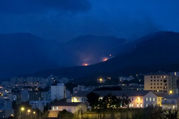 29/01/15 - Un important incendie s'est déclaré jeudi après-midi sur les hauteurs de la commune de Furiani au sud de Bastia (Haute-Corse), dans une zone difficile d'accès