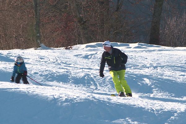 François Mourot apprend à son petit-fils à skier sur les pistes familiales.