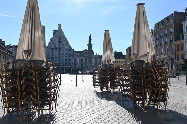 La Grand'Place de Lille déserte, commerces fermés lors du premier confinement le 18 mars 2020